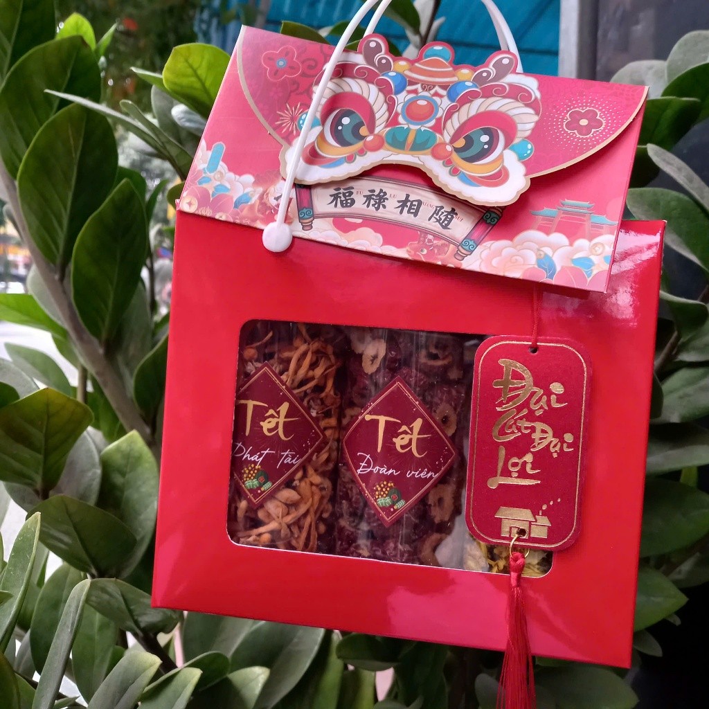 Set quà Tết Xuân Phú Quý gồm táo đỏ, đông trùng, hoa cúc có vỏ box quà tặng kèm tag và bao lì xì đầy đủ