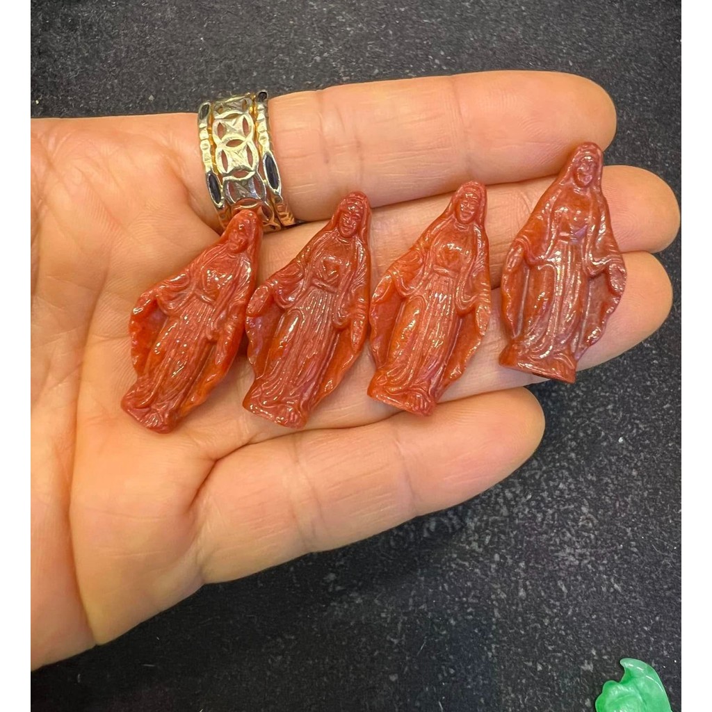 Mặt dây chuyền đức mẹ Maria với chất liệu đá cẩm thạch đỏ tự nhiên