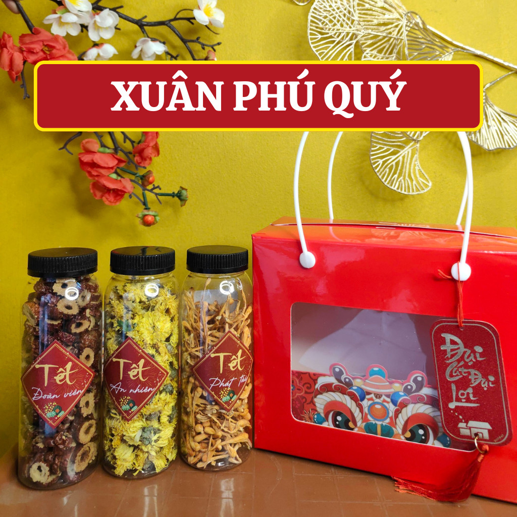 Set quà Tết Xuân Phú Quý gồm táo đỏ, đông trùng, hoa cúc có vỏ box quà tặng kèm tag và bao lì xì đầy đủ