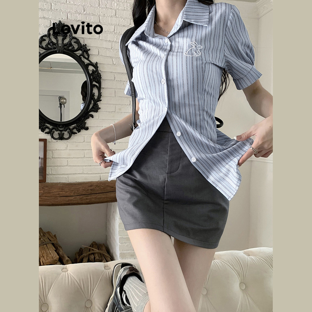 Áo kiểu pháp sơ mi kiểu Live Hosts' pick họa tiết sọc thêu nút phía trước phong cách preppy cho nữ L58AD035 (Xanh dương) | BigBuy360 - bigbuy360.vn