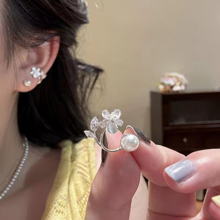 Thiết kế Niche mới Bông tai ngọc trai hoa đính đá Bông tai nhỏ tinh tế dành cho nữ