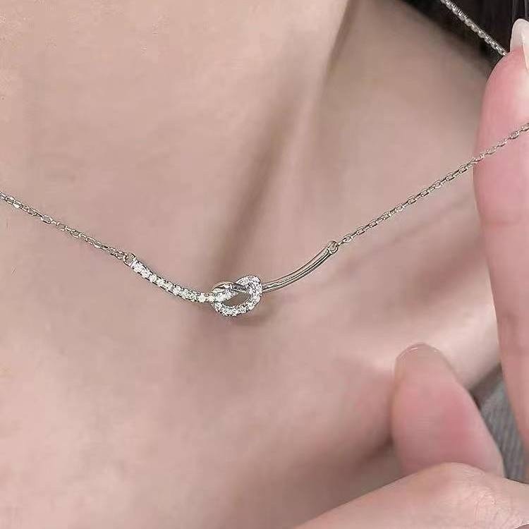 Dây chuyền nữ mặt đá nút thắt mạ bạc DC6