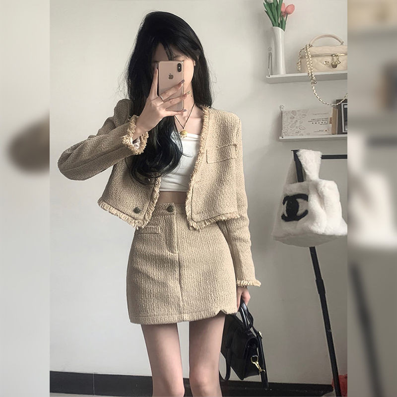 Set Bộ Áo Khoác Ngắn Tua Rua Phong Cách Chanel Phối Cùng Chân Váy Tôn Dáng Cạp Cao