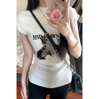 Áo thun ngắn tay dệt kim in họa tiết hoạt hình cổ lửng kiểu Mỹ Áo len nữ Xuân hè mẫu mới ôm dáng Hot Girl khí Chất áo V250427008