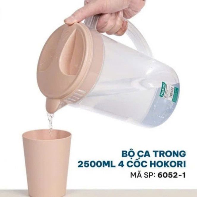 Ca nhựa Hokori kèm 4 cốc dung tích 2,5 lít, Bình nước nhựa nắp kín có lưới lọc an toàn