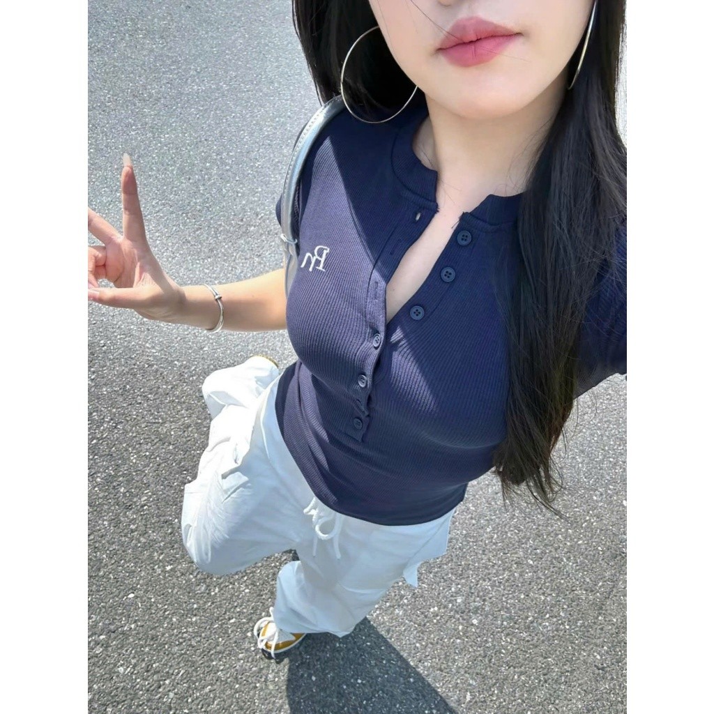 Áo thun croptop, áo kiểu babytee nữ ôm body ngắn tay cúc cài nữ 6 cúc in chữ RN | BigBuy360 - bigbuy360.vn