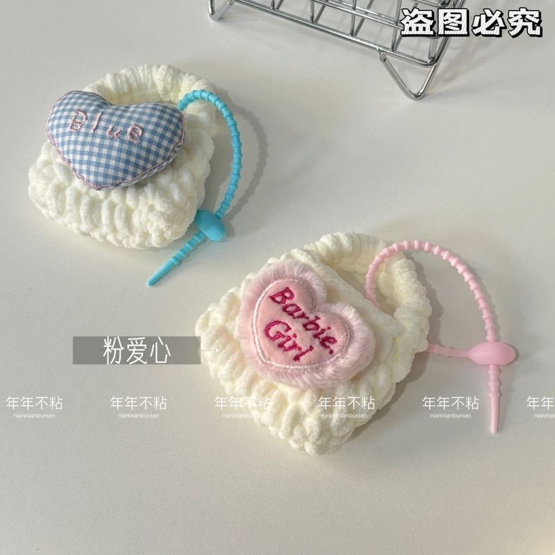 成品爱心耳机包毛绒手工编织防摔耳机包蓝牙耳机保护套通用ins风Plush earphone bag, coin purse, cartoon cute Bluetooth earphone prote
