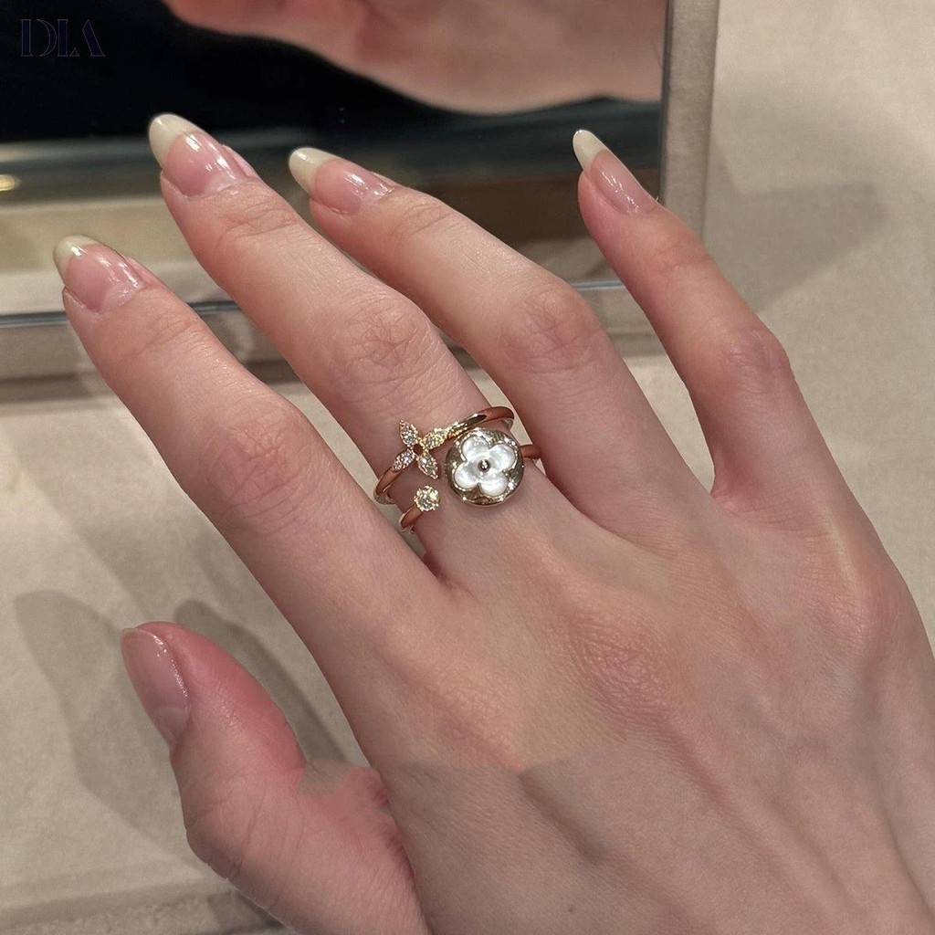 Nhẫn mở hoa bốn lá với kim cương trắng lấp lánh, thiết kế sang trọng