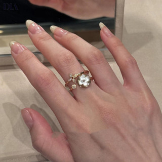 Nhẫn mở hoa bốn lá với kim cương trắng lấp lánh, thiết kế sang trọng