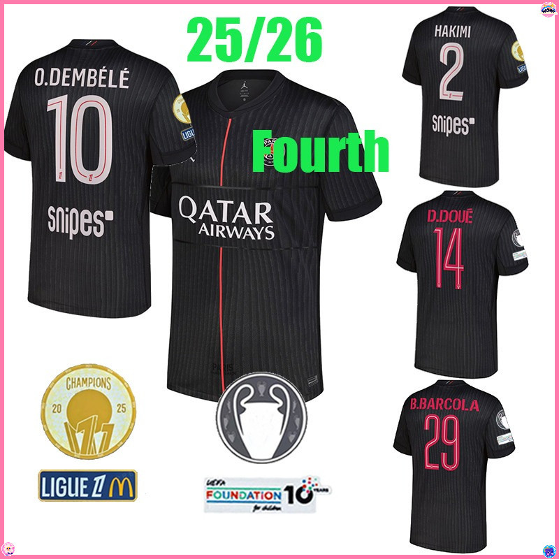 Áo đấu thứ tư và Áo thun bóng đá PSG 2025/26 có miếng vá, thiết kế cho các cầu thủ như Dembele, Doue