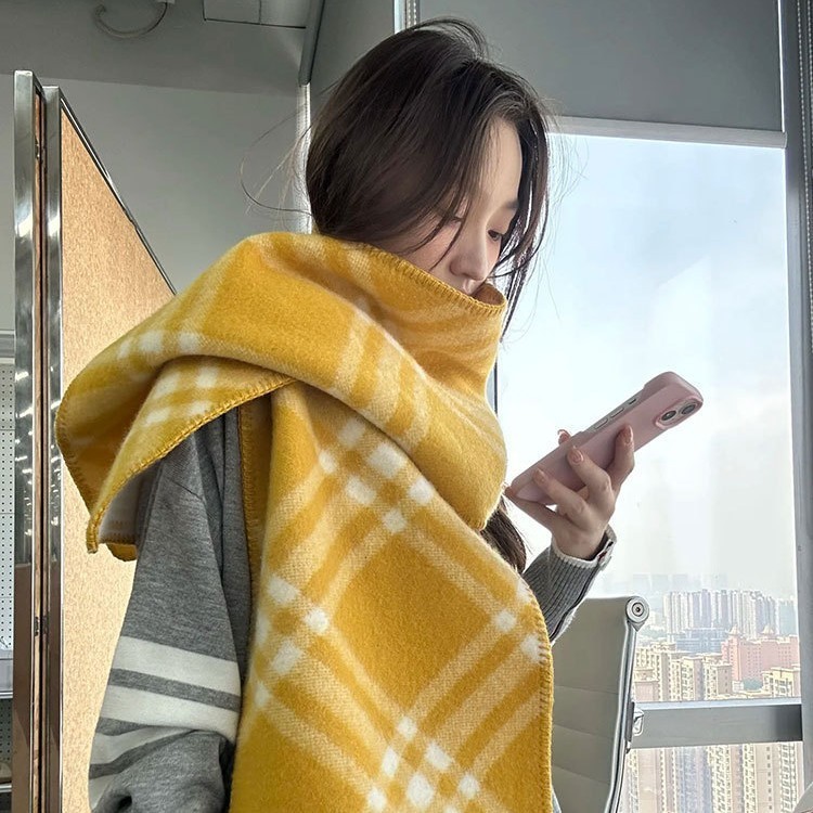 Jun Ji Hyun Cùng Phong Cách Khăn Kẻ Sọc Vàng Nữ Mùa Đông Phong Cách Hàn Quốc Không Khí Ấm Áp Kẻ Sọc 