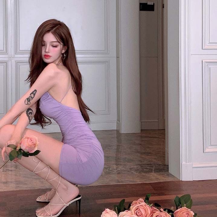 Váy Quai Hậu Không Lưng Màu Tím, Thiết Kế Eo Hẹp Ôm Body Sang Trọng, Xu Hướng Thời Trang Xếp Ly Hông