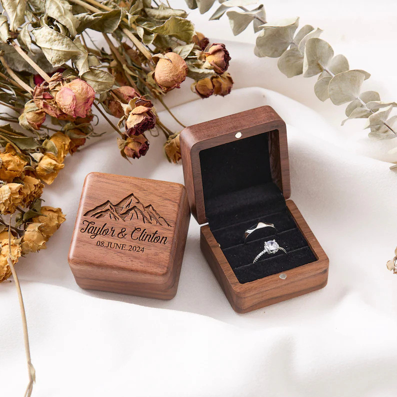 Hộp đựng nhẫn hai khe óc chó tùy chỉnh One Piece Trang sức khắc