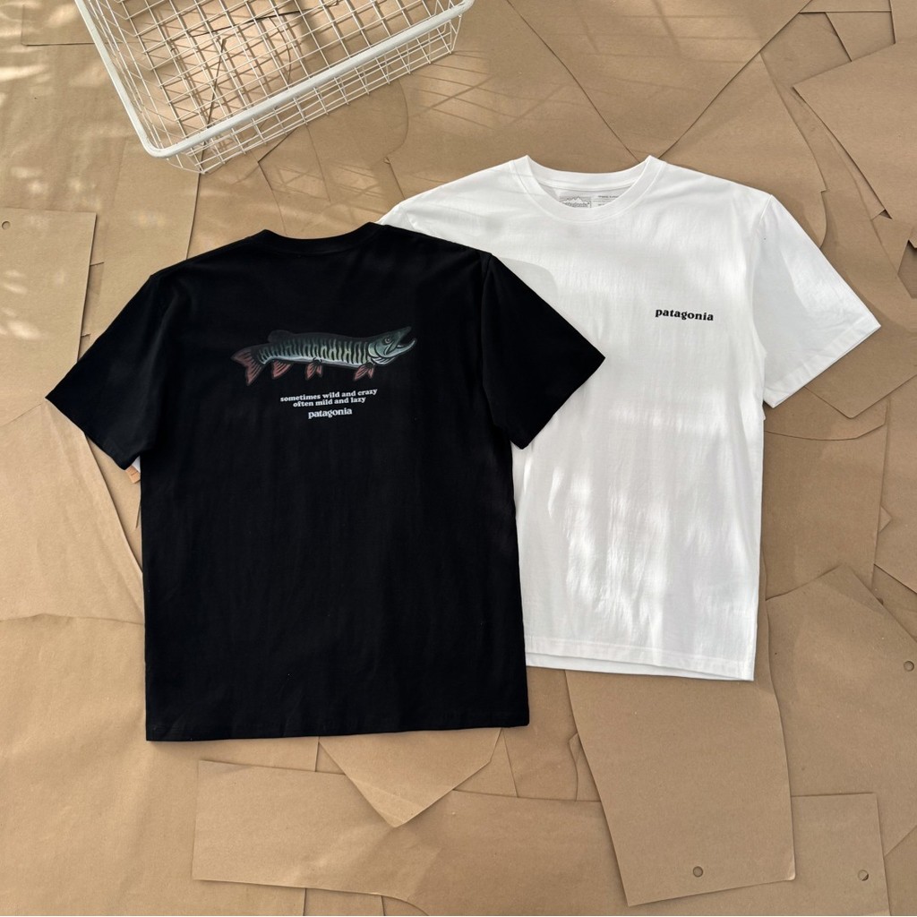 Pata* Short-sleeve with small letters on the chest and sea wolf fish on the back T Casual Short Slee