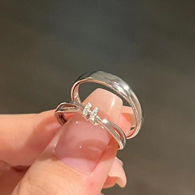 Intertwined Love Mobius Ring: Exquisite, Fashionable, Light Luxury, New Couple's Ring, Simple and Un