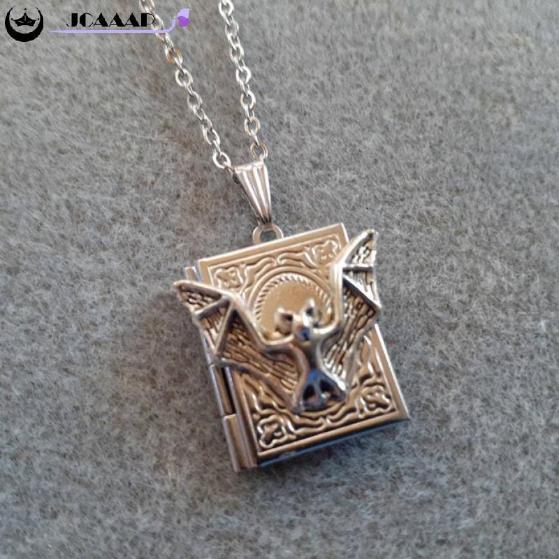 Vòng cổ phong cách Goth hình dơi đọc sách - Quà tặng độc đáo cho người yêu sách