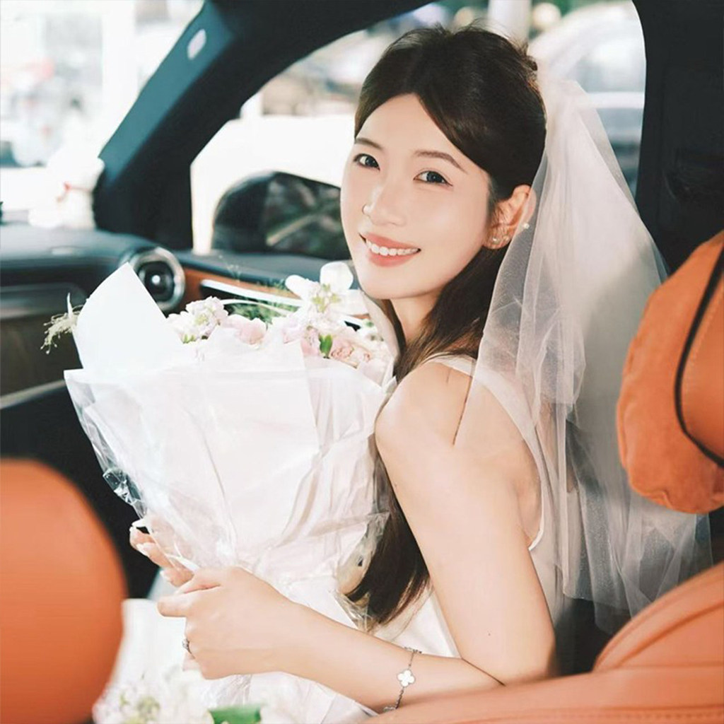 Váy cưới ngắn lông tơ trắng, phù hợp lễ đăng ký kết hôn và chụp ảnh cô dâu