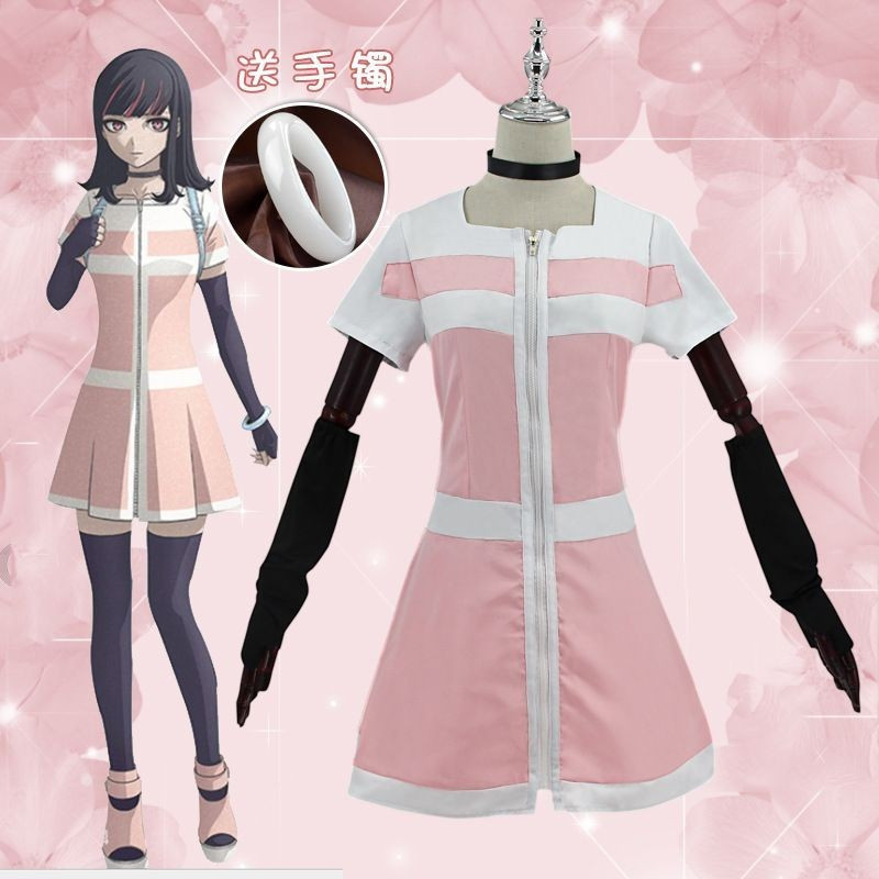 Tất cả các thành viên cosplay cô gái lãnh đạo từ anime Akudama Drive, trang phục với chủ đề gian lận