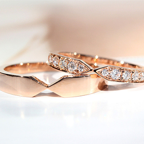 Double-pointed ring with diamond plating18K Gold-plated diamond-encrusted couple's rings