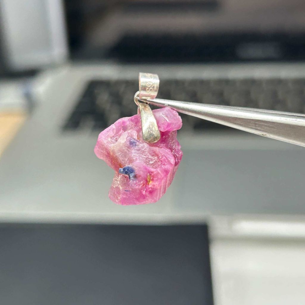 1990RB- TINH THỂ RUBY THIÊN NHIÊN KHÔNG XỬ LÝ (Móc bạc 925)  19.9 Carat