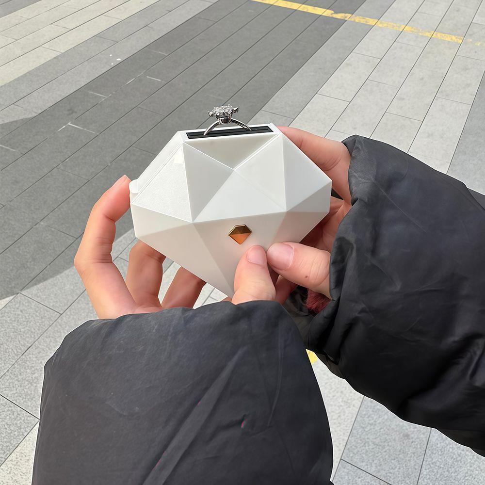 Cầu hôn nhẫn kim cương với hộp tự động mở hình trái tâm retro