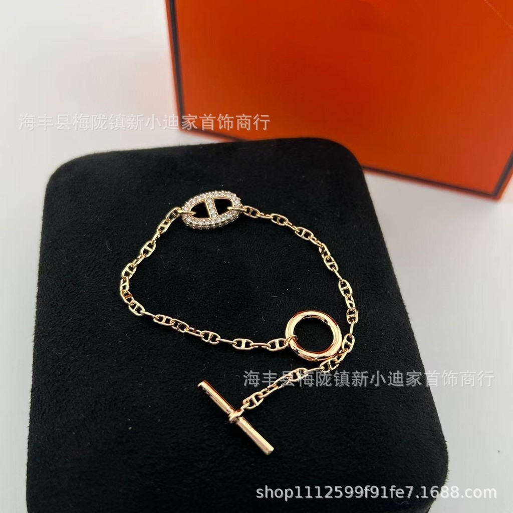 Her''s V Gold Light Luxury Retro Inlaid Full Diamond Pig Nose Bracelet Design Trendy Fashion Persona
