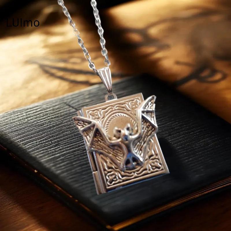 LUImo Flying Bat Book Locket - Trang sức Gothic dành cho người yêu sách