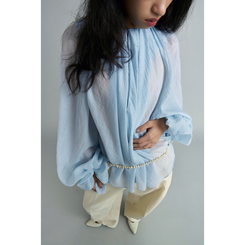 ÁO BLOUSE /ou'ba:d/ vải tơ mỏng nhẹ, tay phồng màu xanh baby blue đứng form Freeszie