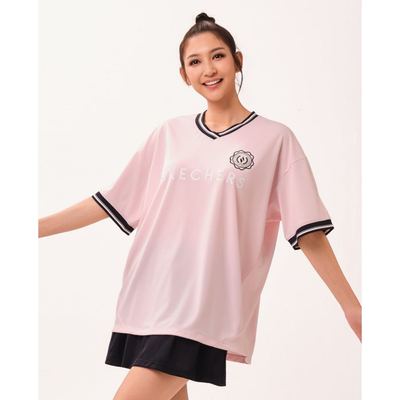 SKECHERS - Áo thun nữ cổ V tay ngắn Game On Iconic_SL126W147-005N