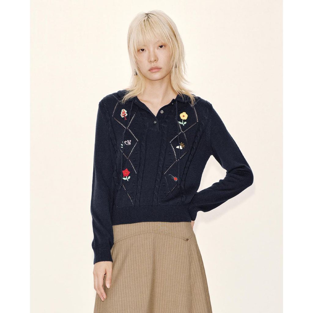 URBAN REVIVO - Áo dệt kim nữ cổ bẻ thêu họa tiết UYL950249-L8A