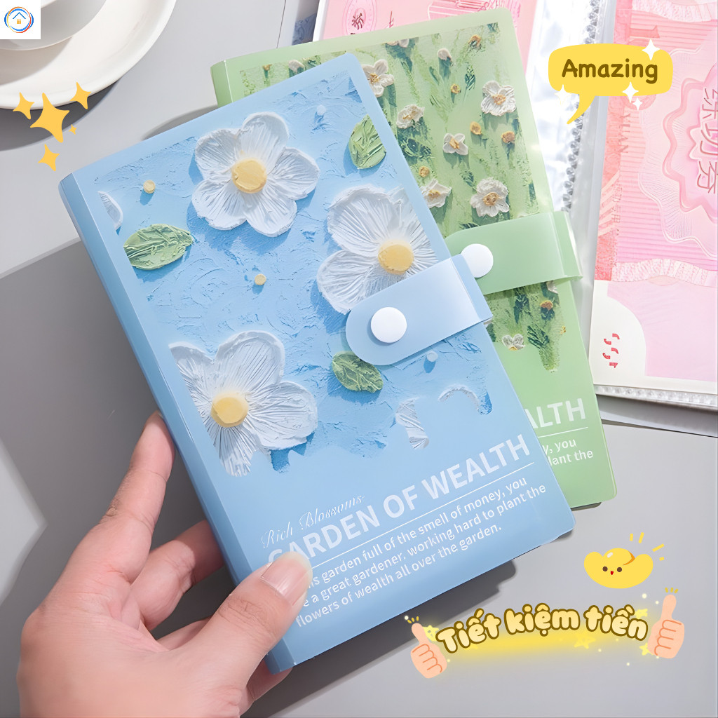 Ví đựng tài khoản tiết kiệm, làm bằng chất liệu PVC, có lớp vỏ ngoài bằng da PU bền chắc và một ngăn trong suốt.