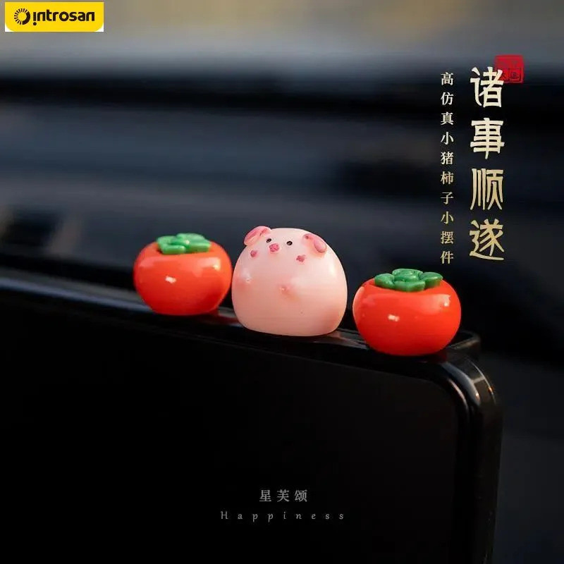 Đồ trang trí ô tô Màn hình hoạt hình Piggy Car Persimmon Trang trí mịn màng Mọi thứ Bảng điều khiển 