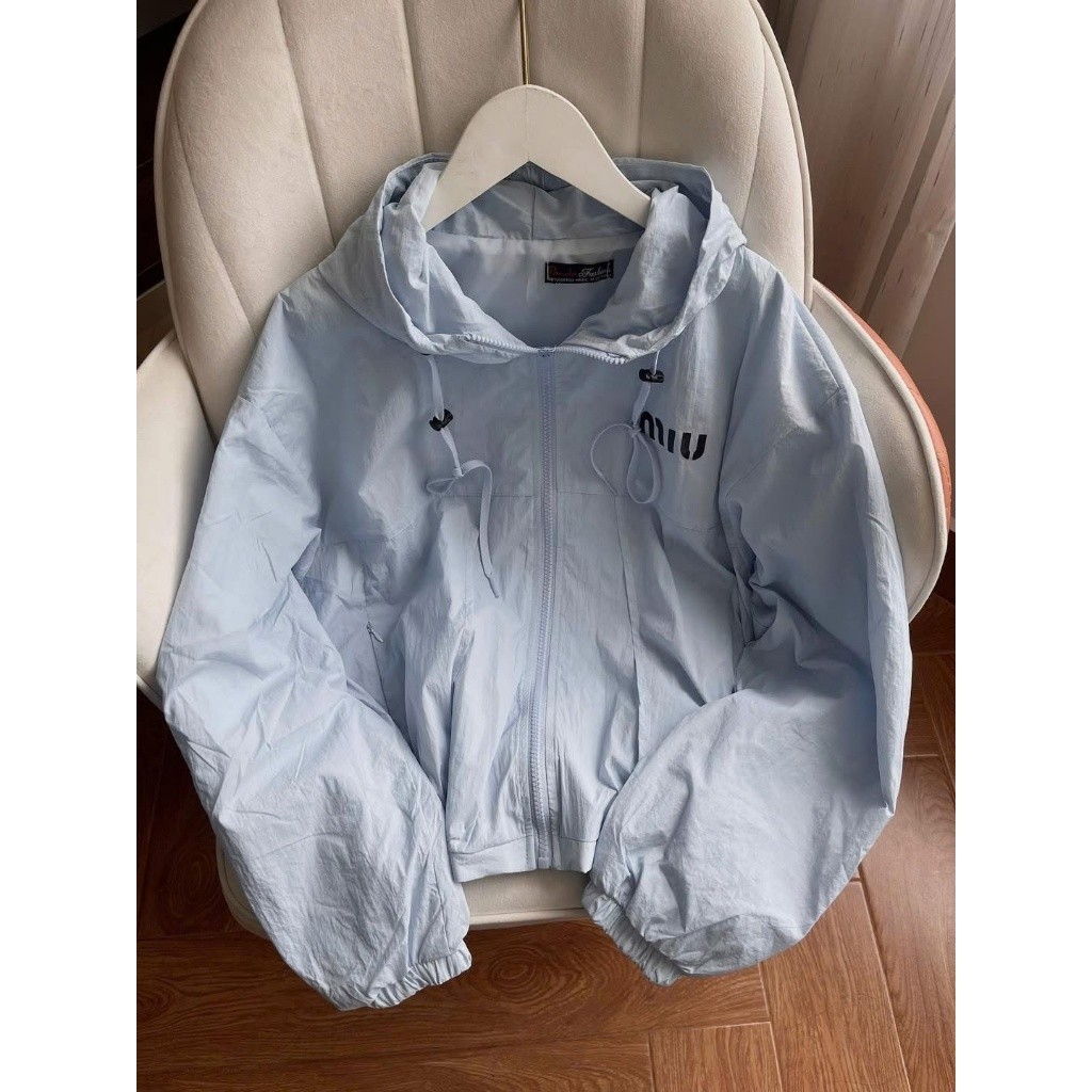 ÁO KHOÁC DÙ GIÓ NHĂN 2 LỚP CÓ NÓN IN CHỮ MIU ÁNH DIỆU FASHION