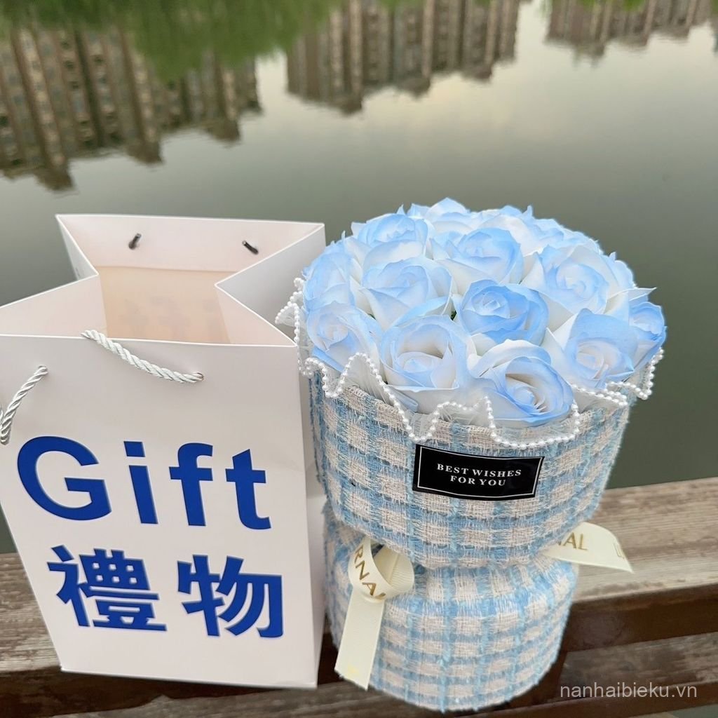 Crushed Ice Blue Premium Chanel Bó Hoa Hiệp Sĩ Đen Hoa Hồng Mô Phỏng Lời Thú Tội Bạn Gái Bạn Trai Qu