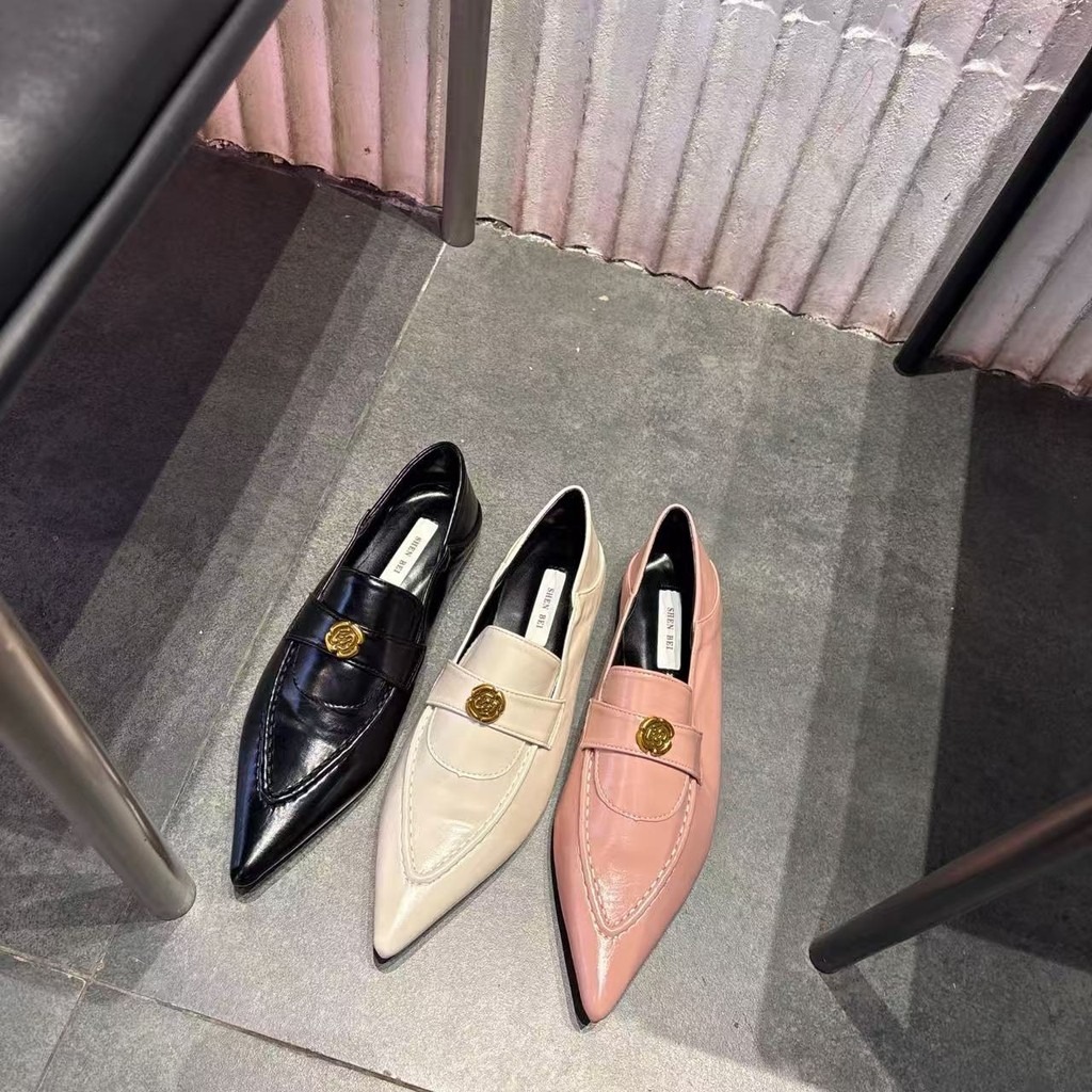 [Lamode] Giày Nữ Thời Trang 2026 Phong Cách Mới Retro Phù Hợp Với Kim Loại Camellia Trang Trí Mũi Nh