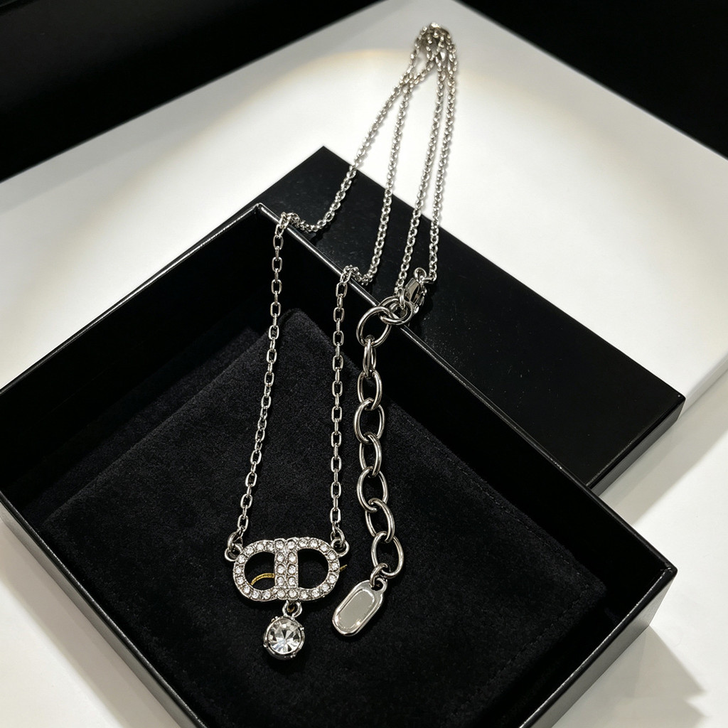 Pig-nose letter white diamond necklace for women, fashionable full-diamond elegant choker