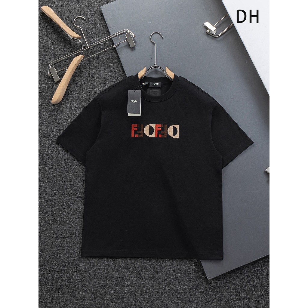 2026FENDI Đầu Xuân Phong Cách Mới Áo Thun Nữ Tay Ngắn Nam Nữ Phong Cách Cặp Đôi Slim-Fit Sáng Tạo Ẩm