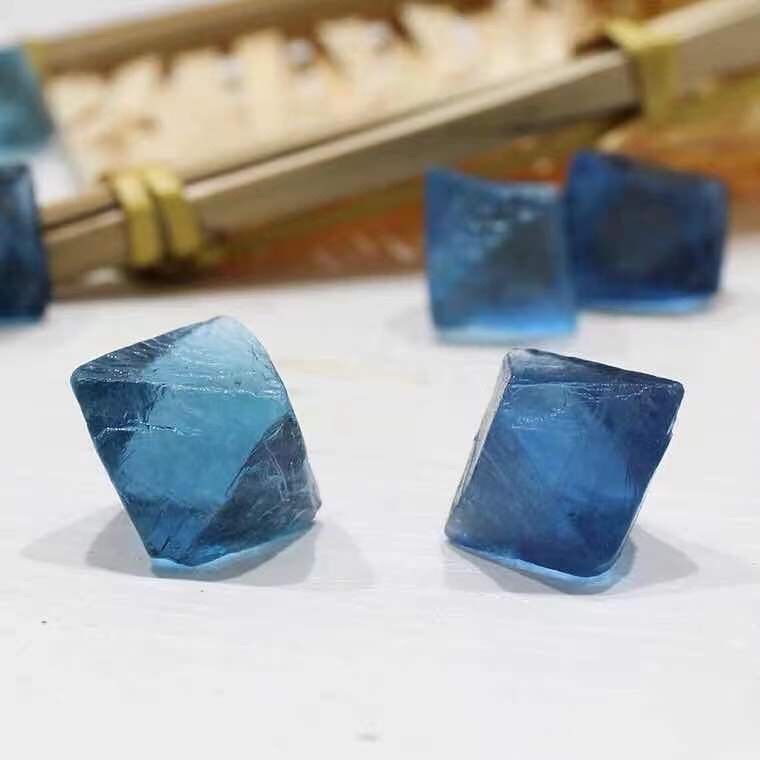 2026 Phong Cách Mới Pha Lê Tự Nhiên Xanh Fluorite Hình Bát Giác Thân Tím Xanh Xanh Fluorite Nhiều Mà