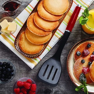 KitchenAid - Xẻng có rãnh màu đỏ/đen