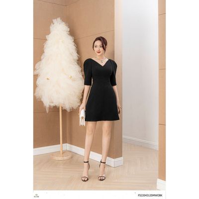 Đầm đen tay lửng cổ V thiết kế Elise FS2204312DMWOBK
