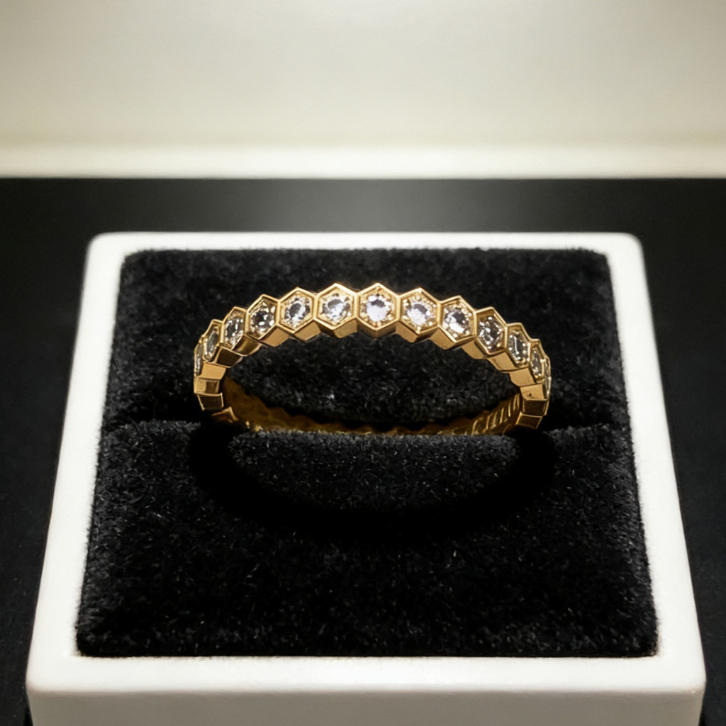 Medium-sized diamond ring with rhombus pattern, white gold rose gold jewelry design