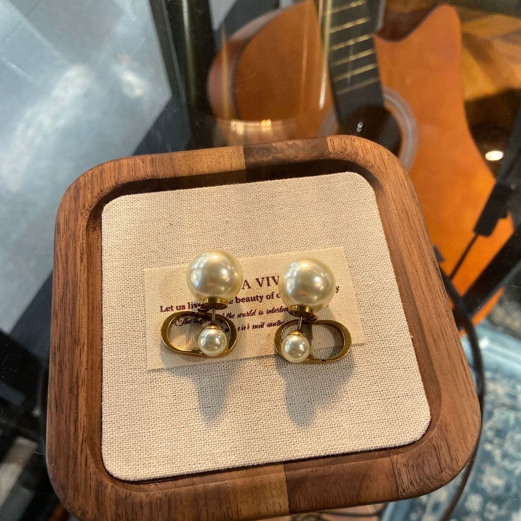 A pair of pearl letter earrings with a fashionable and creative design, elegant stud earrings for wo