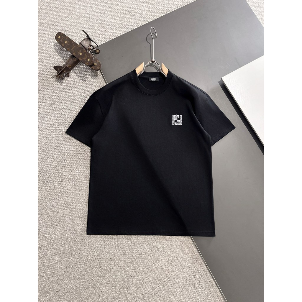 Fendi - Áo Thun Ngắn Tay Nam Phong Cách Hiện Đại Cá Tính, Đáy Áo Sơ Mi Gia Cố Chắc Chắn 5W7A