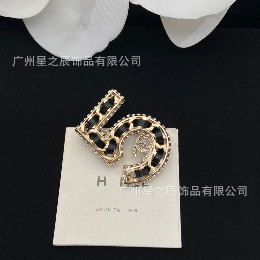 Letters full of diamonds5Women's vintage fashion leather cord brooch