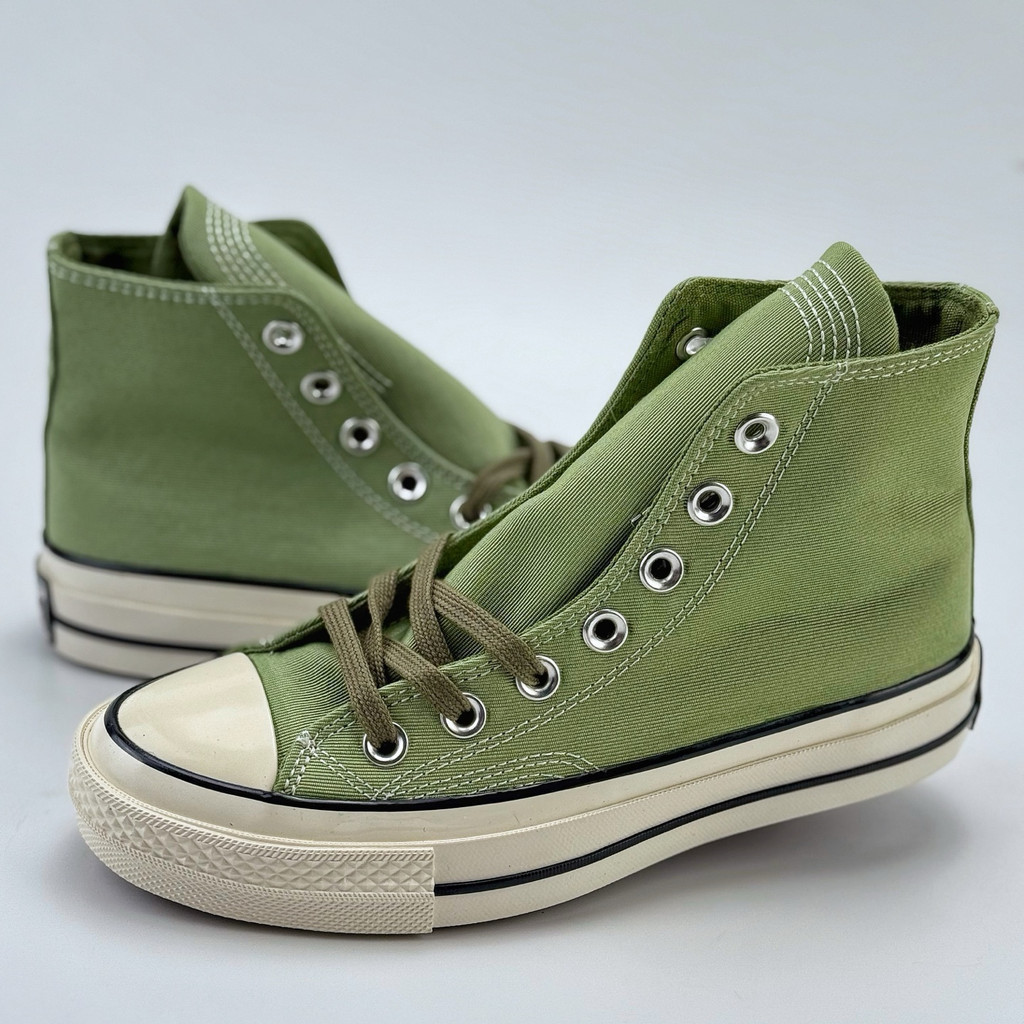 Giày Converse Chuck 70s màu xanh bơ có đường cắt cao.