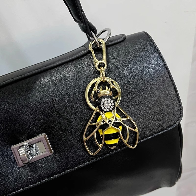 2025New vintage sparkling diamond bee bag pendant car keychain for women, exquisite and high-end acc