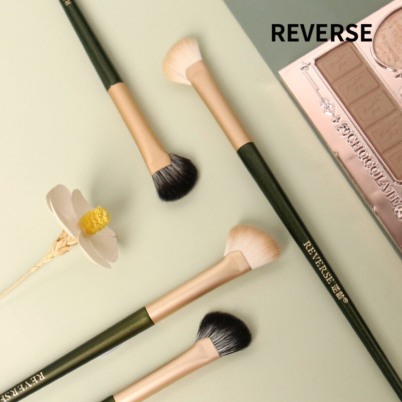 REVERSE Cọ trang điểm cọ tạo khối mũi bán nguyệt siêu mềm