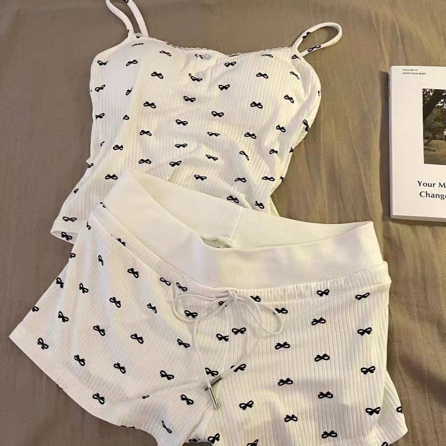 Bộ đồ ngủ mùa hè nữ có in họa tiết nơ, áo hai dây có đệm ngực và quần short mặc nhà, có đệm ngực