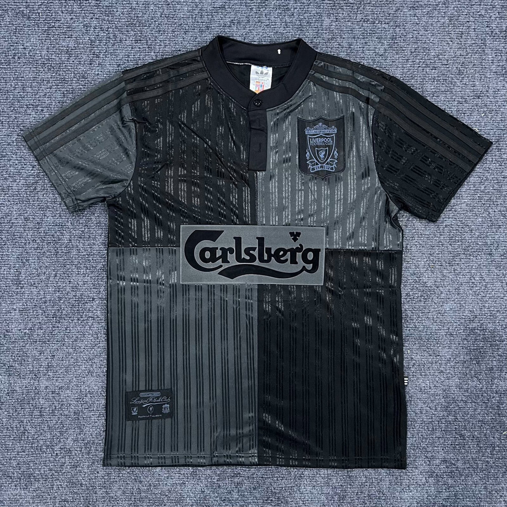 Retro: Áo thun thường ngày màu đen Liverpool 95 / 96