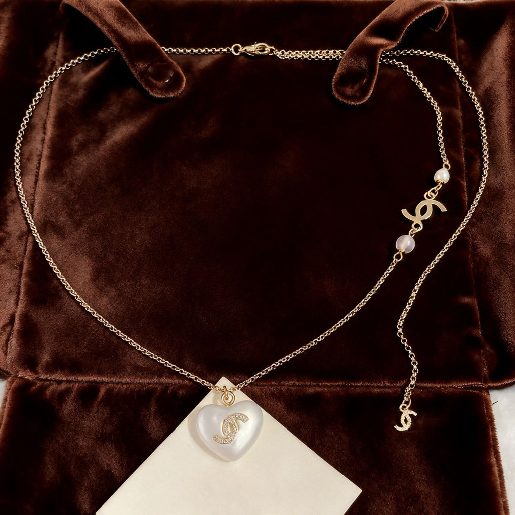 White peach heart necklace, collarbone chain for women, heart-shaped elegant necklace for women